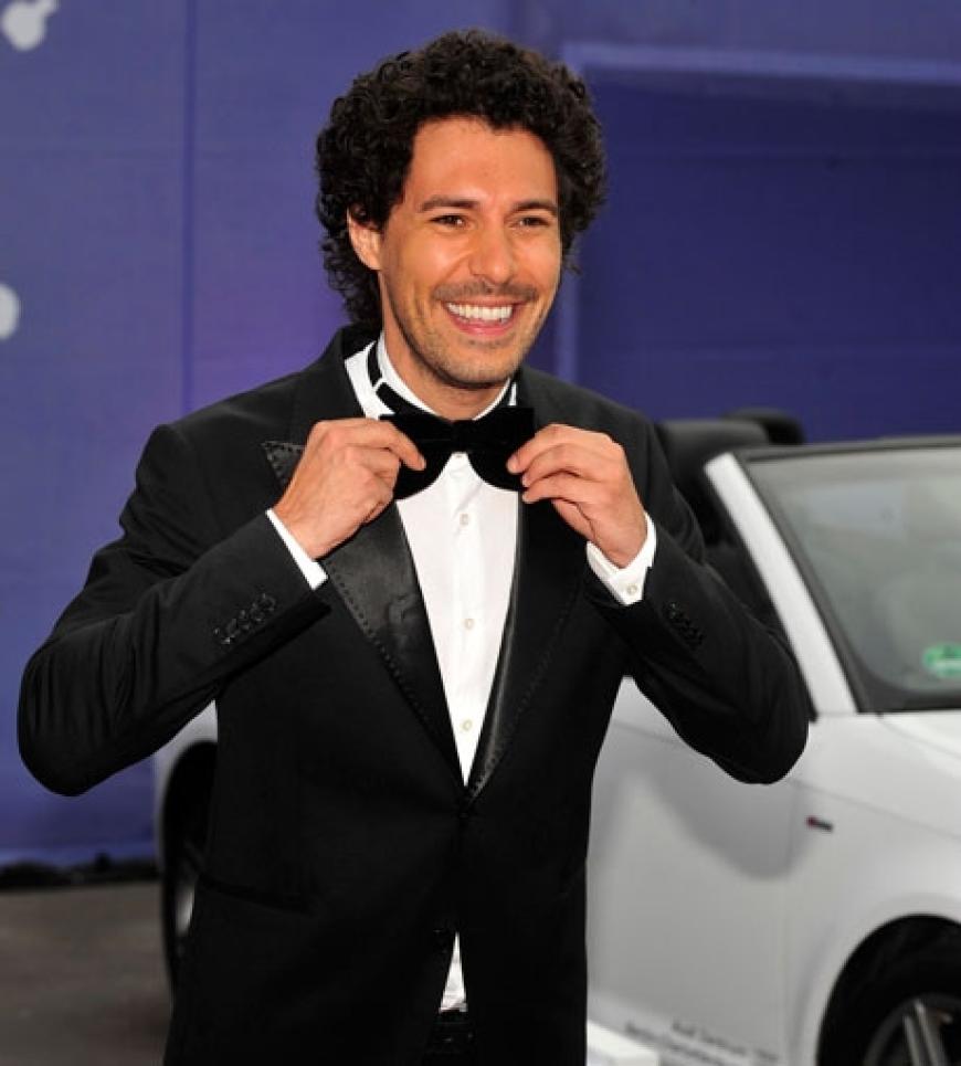 Stylist Boris Entrup richtet sein Outfit