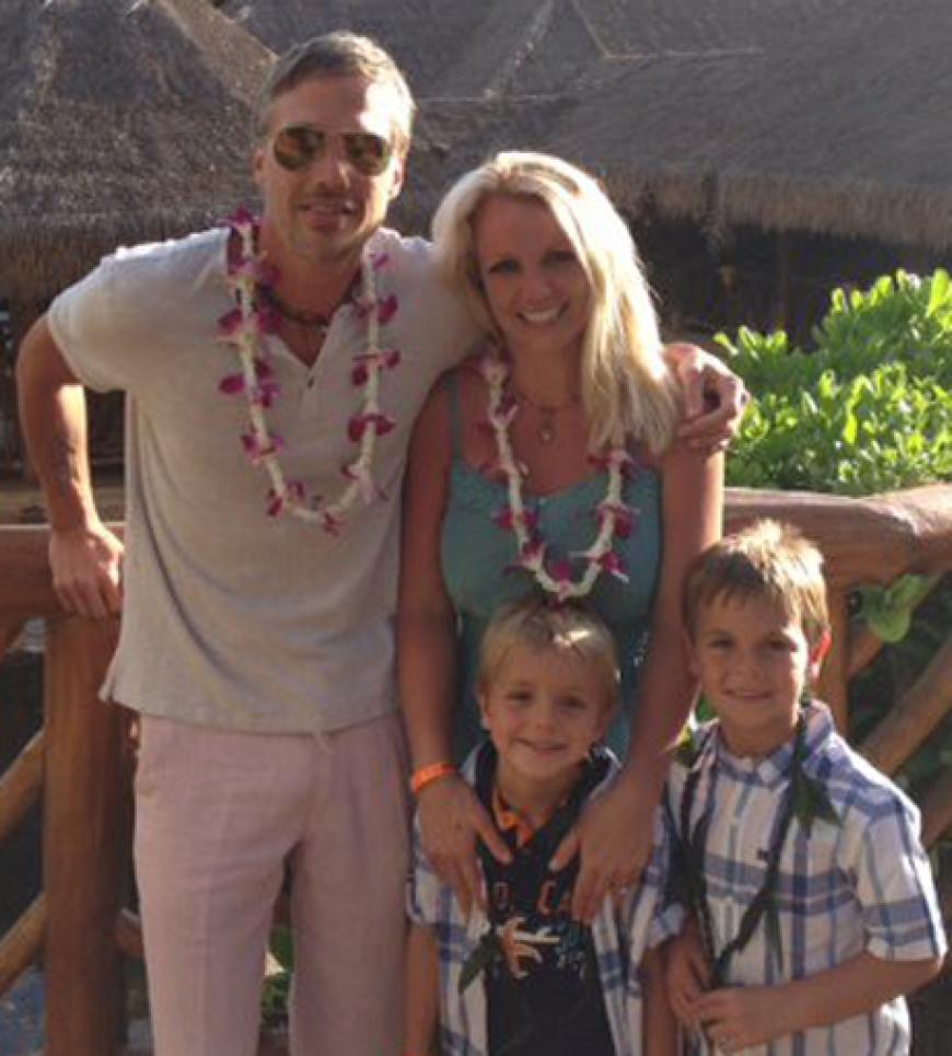 Britney Spears urlaubt momentan mit ihrem Verlobten Jason Trawick und ihren Kindern Sean Preston und Jayden James auf Hawaii. Grüße schickte sie über ihre Facebook-Seite - und dieses süße Familienfoto gleich mit