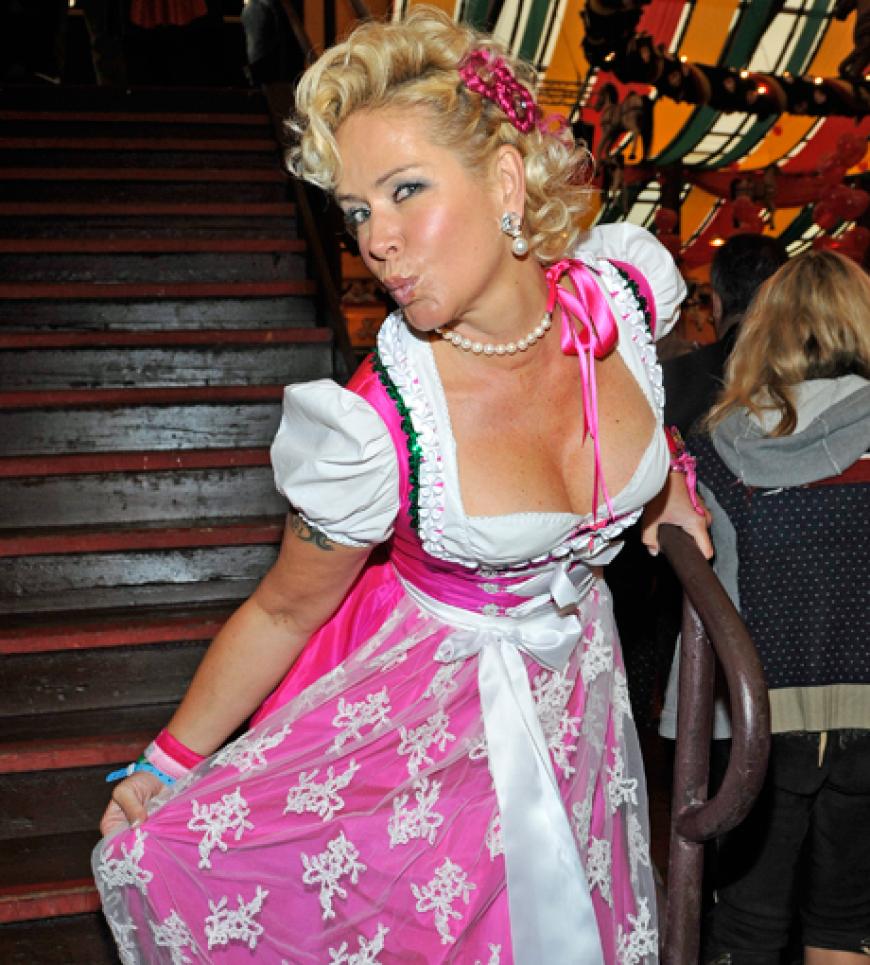 Fleißig verteilte die Blondine Luftküsse