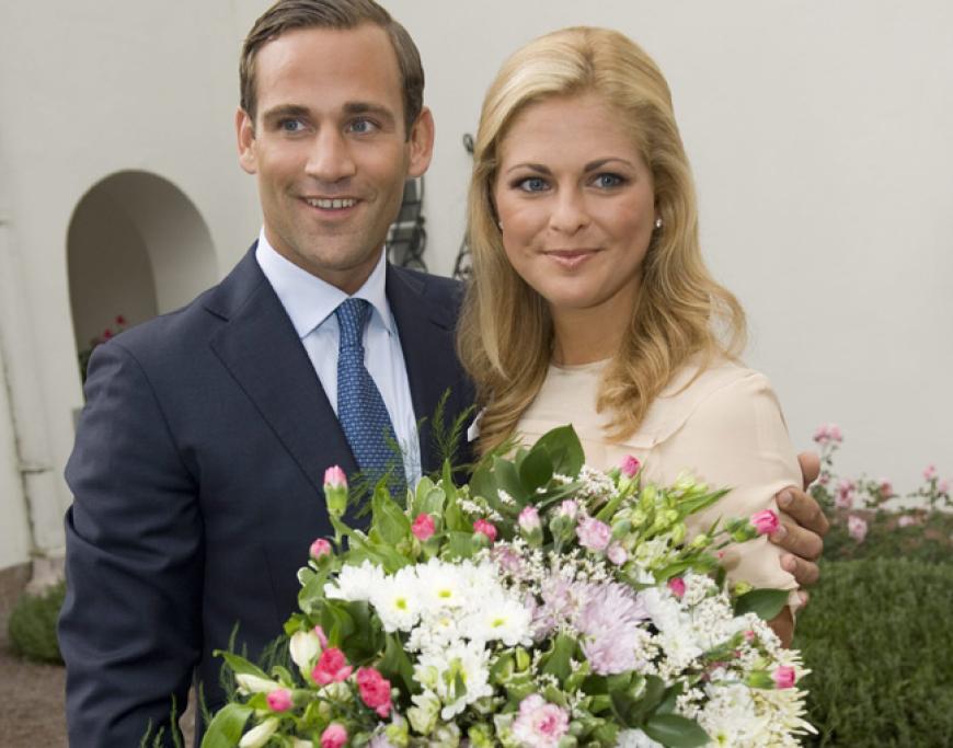 2009 gab Prinzessin Madeleine ihre Verlobung mit Jonas Bergström bekannt. Sie waren seit 2002 zusammen. 2010 lösten sie die Verlobung wieder. Es hieß, er sei mit einer norwegischen Studentin fremdgegangen. Nun ist er mit Madeleines ehemaliger bester Freundin liiert