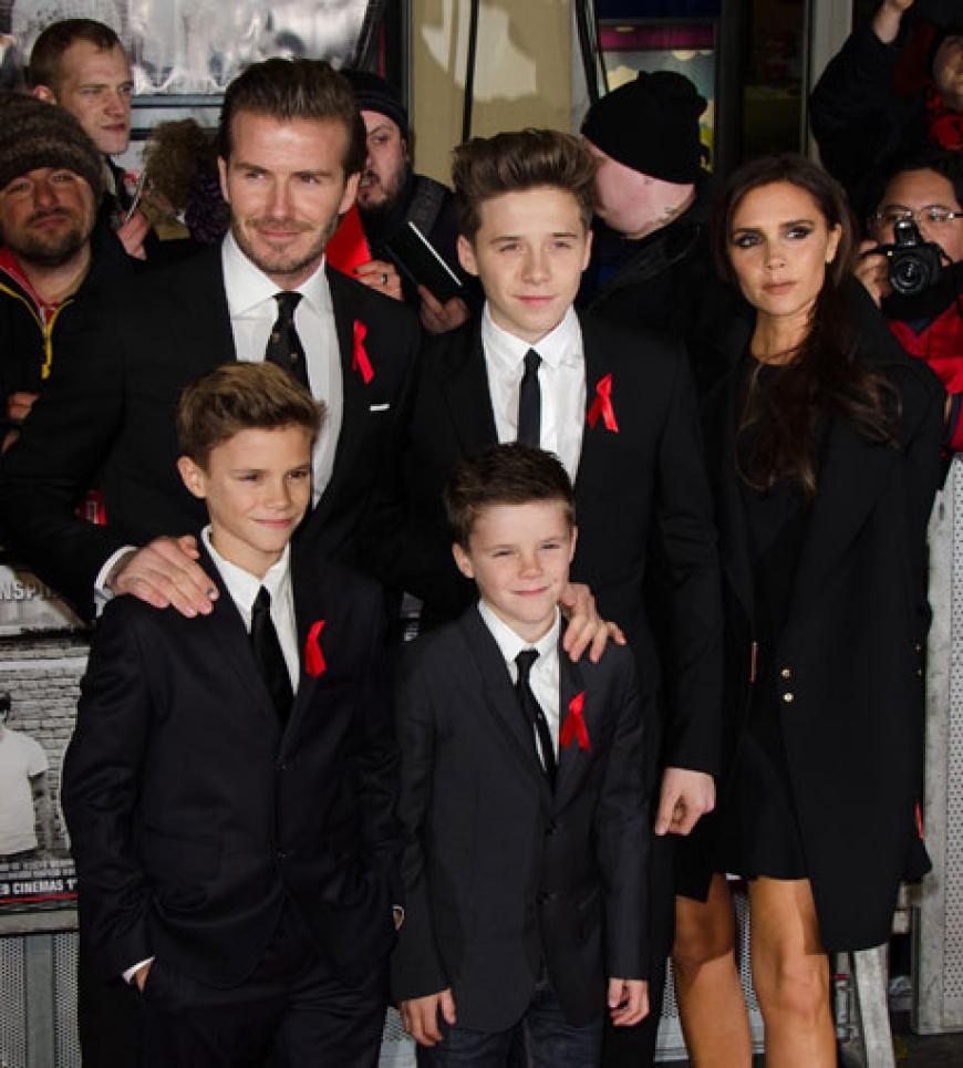 David und Victoria Beckham zeigen sich mit ihren Söhnen Romeo, Cruz und Brooklyn (v. li.) bei einer Filmpremiere