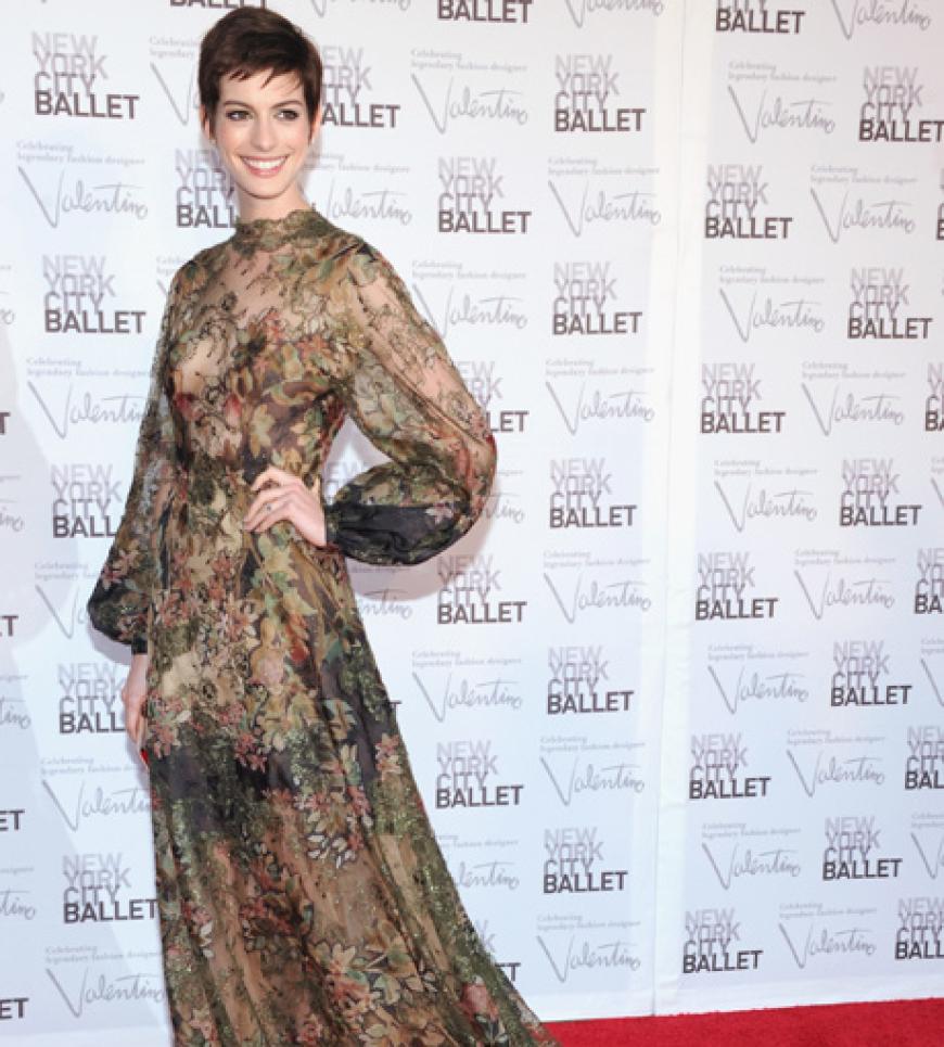 Auch die Schauspielerin trug eine gigantische Blumenprint-Robe des Designers