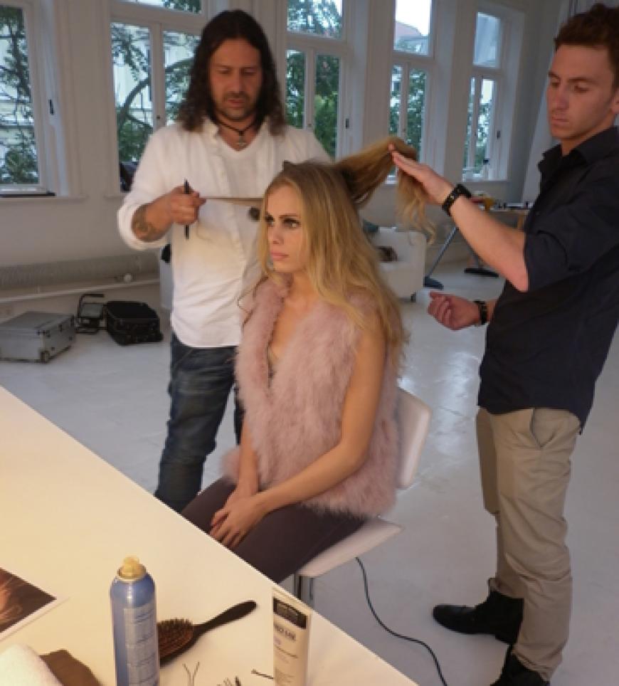 Mit geübten Händgriffen wird aus langen Haaren ein glänzender Styling-Traum
