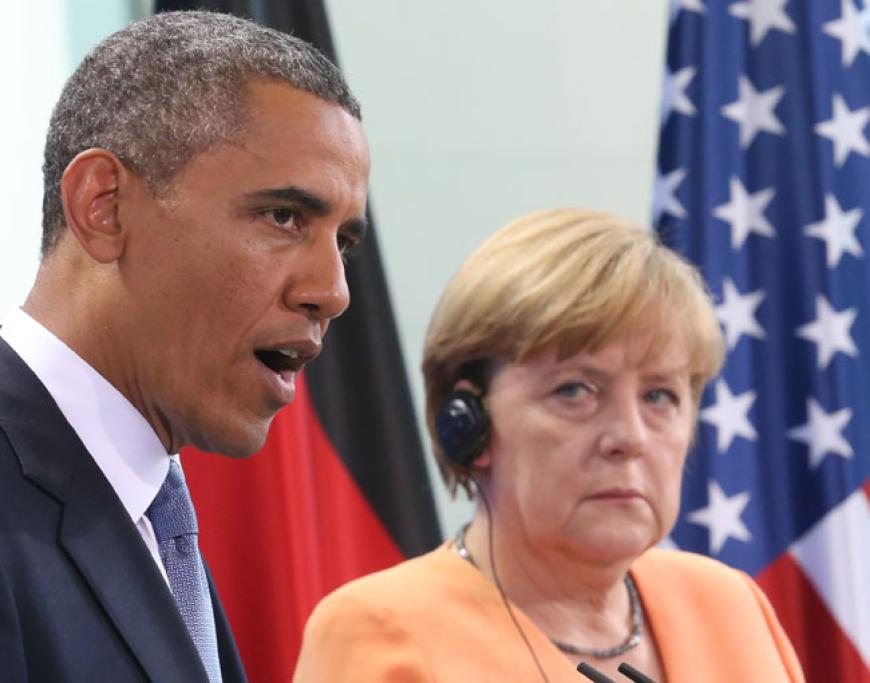 Auch Obama hat was zu erzählen - Angela Merkel lässt es sich per Kopfhörer übersetzen