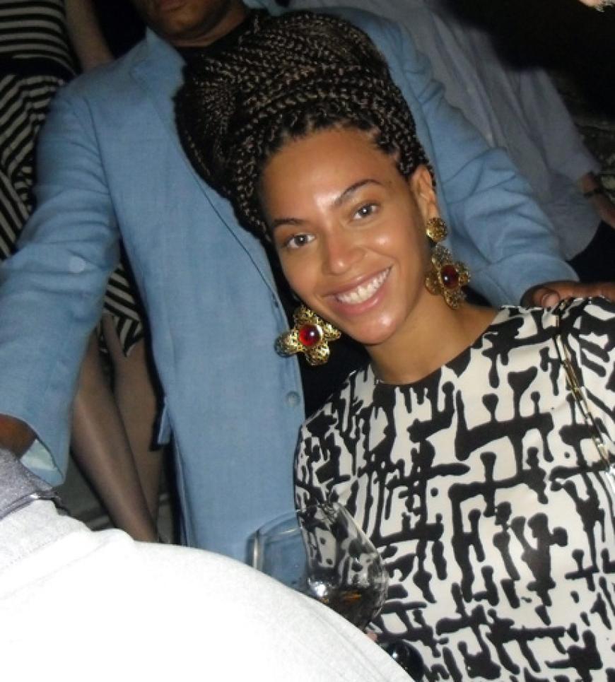 Beyoncé strahlt und zeigt sich ganz ungeschminkt an ihrem Hochzeitstag. Cool: Die Sängerin trägt ihre langen Haare zu einer Flechtfrisur