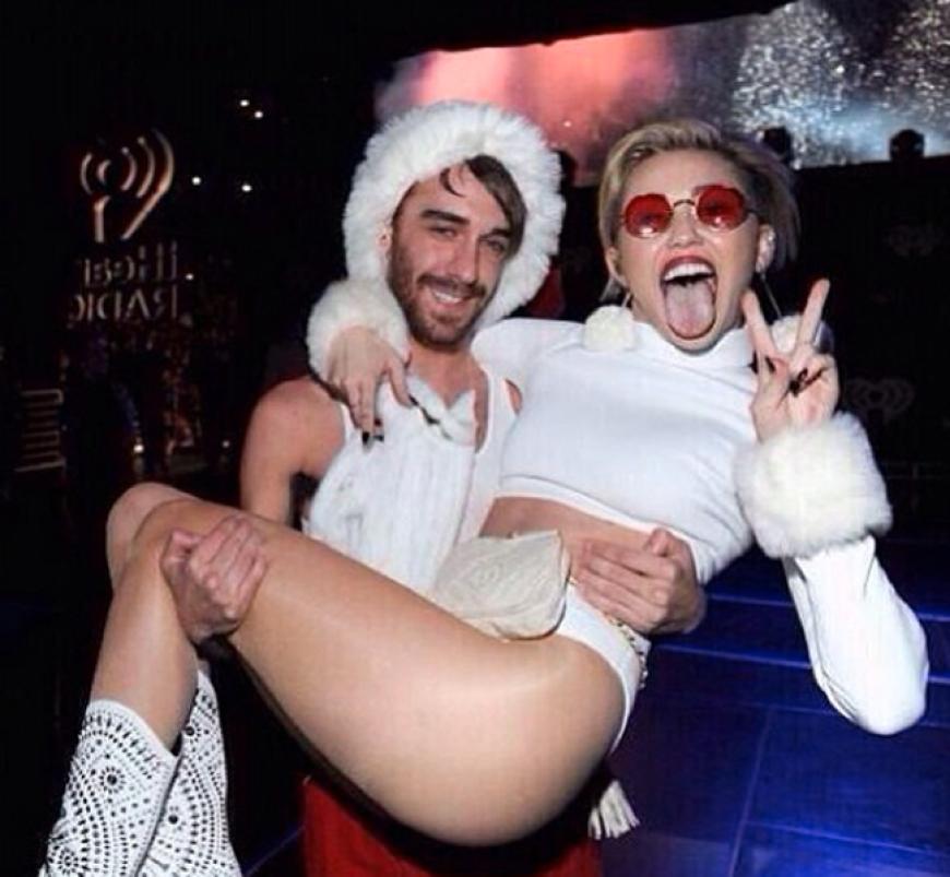 Miley Cyrus lässt sich gerne vom Weihnachtsmann auf den Arm nehmen