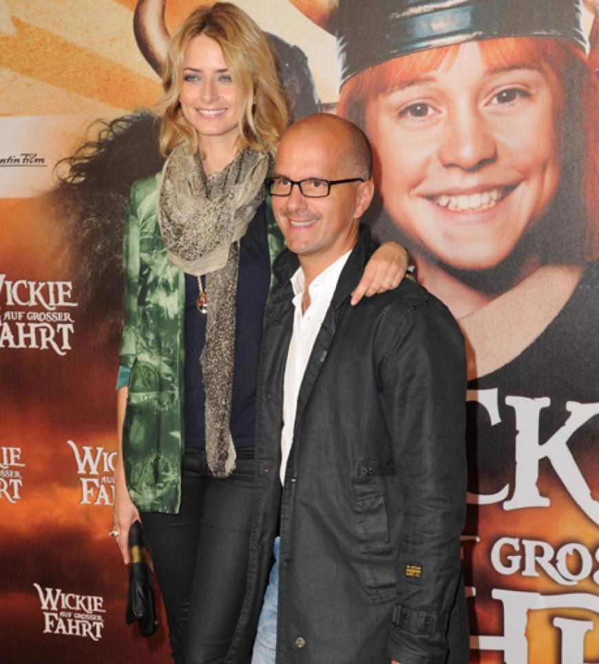 Christoph Maria Herbst posiert vor dem Filmplakat