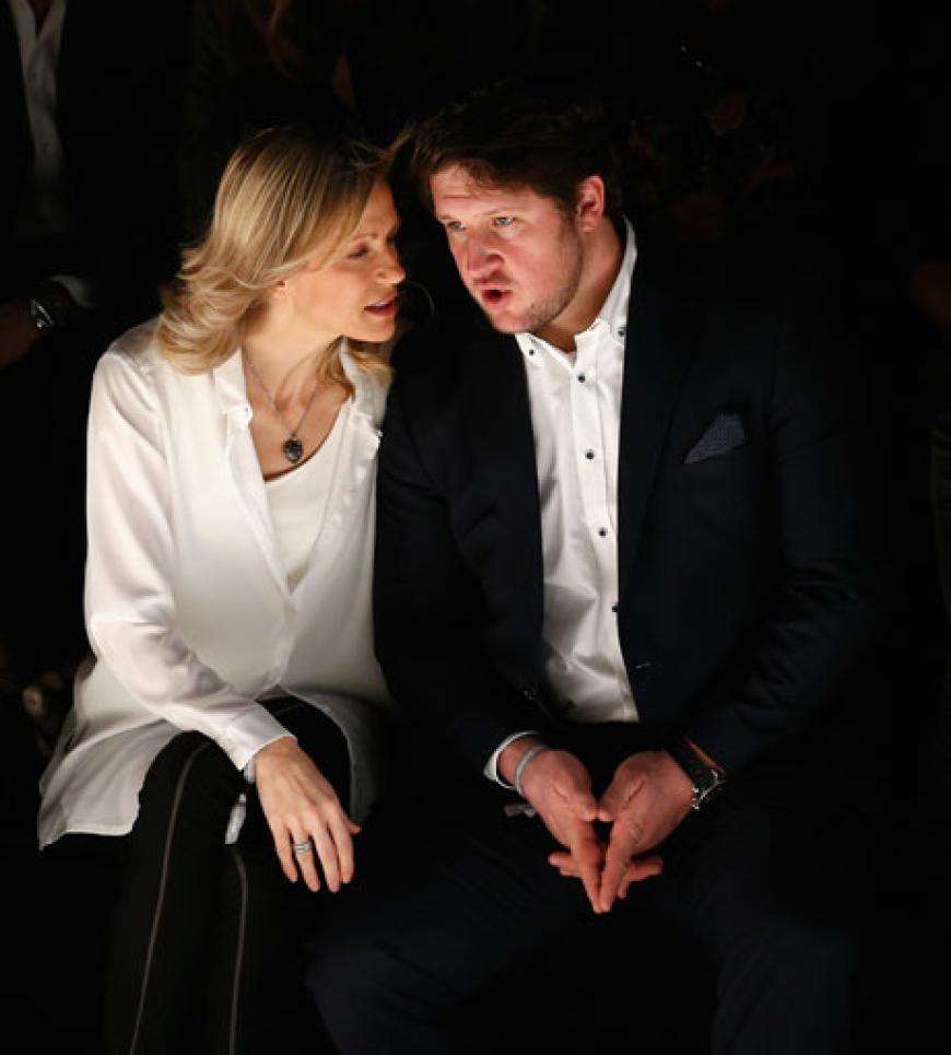 Tuschelten in der ersten Reihe: Inge und Matthias Steiner
