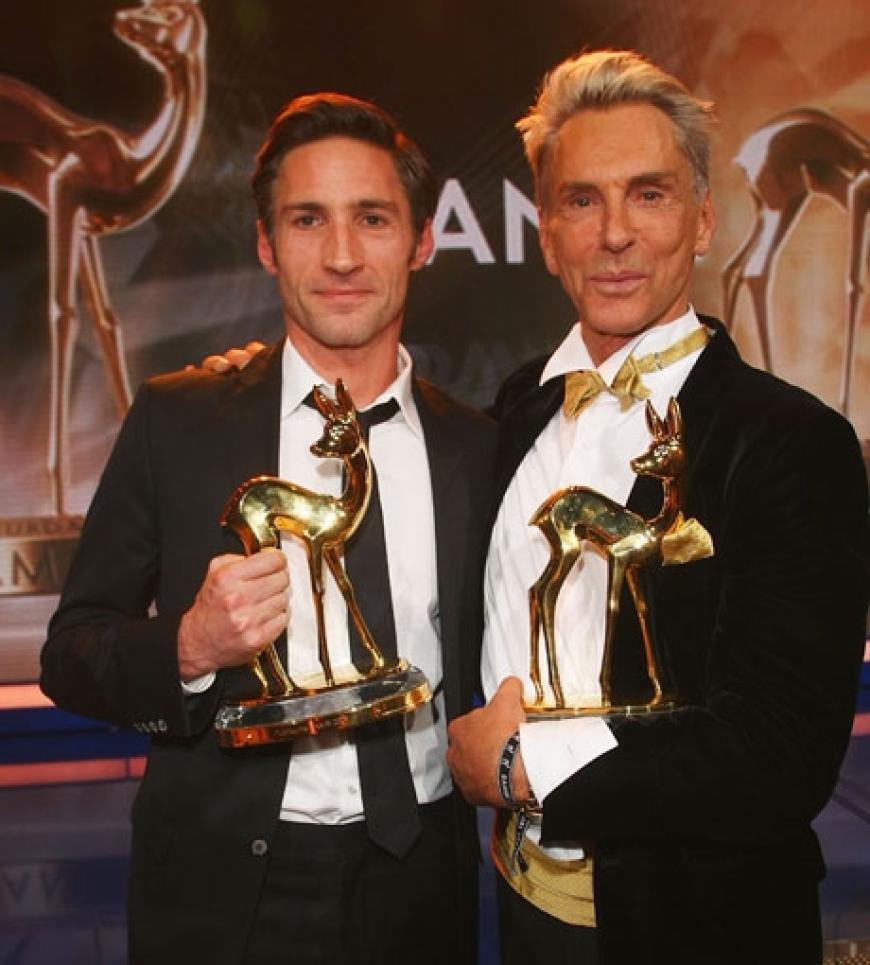 Schauspieler Benjamin Sadler und Modemacher Wolfgang Joop mit ihren goldenen Preisen