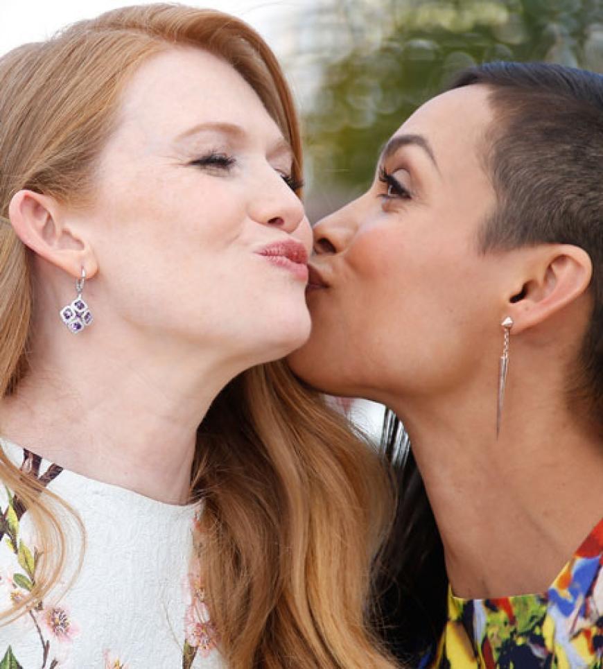Knutschalarm unter der Sonne an der Côte d' Azur: Rosario Dawson gibt Kollegin Mireille Enos einen dicken Schmatzer