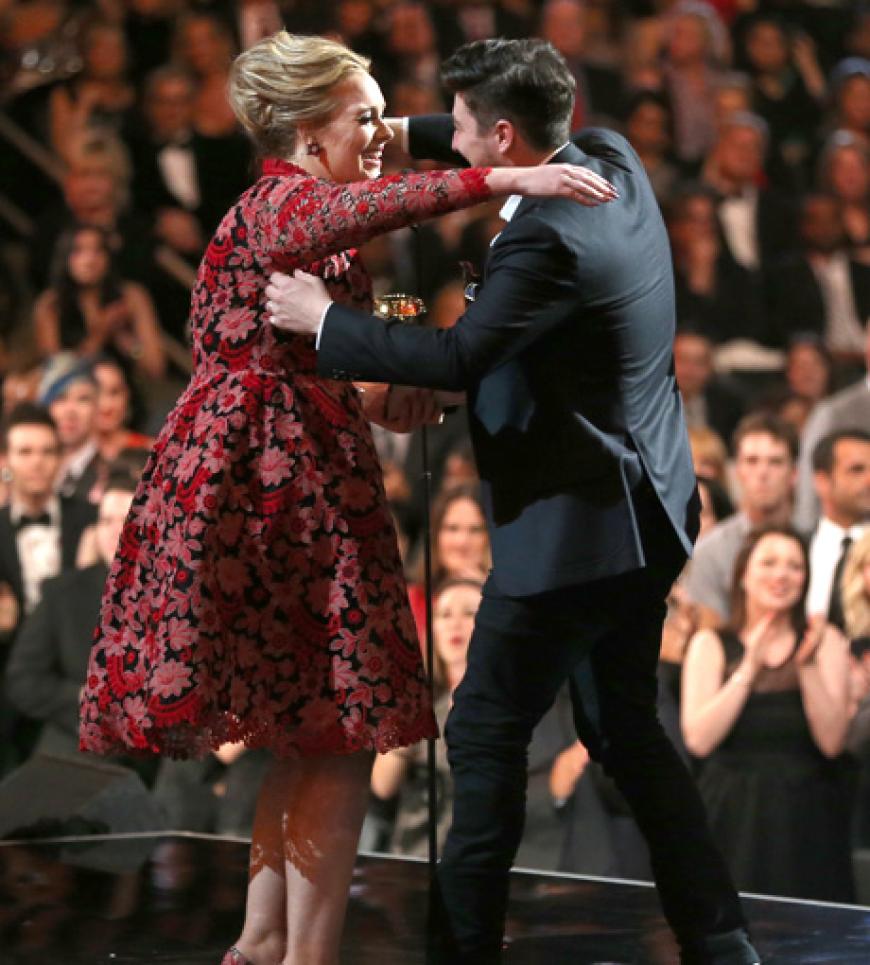 Adele hatte im letzten Jahr noch sechs Grammys abgeräumt. Diesmal ging sie nach ihrer Babypause vergleichsweise bescheiden mit nur einem einzigen Grammy nach Hause