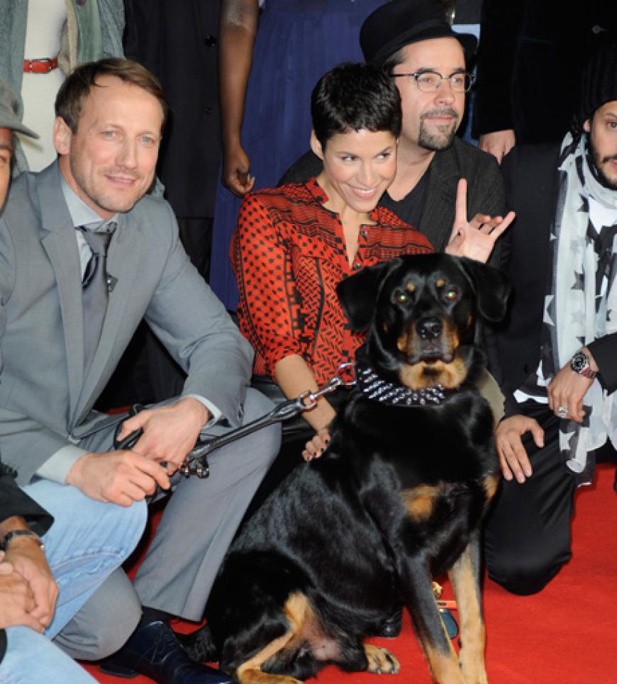 Hund Bruno kann aber auch ganz lieb sein. In der Komödie geht es übrigens um eingefleischte Singles und gescheiterte Liebhaber und Hollywoodklischees