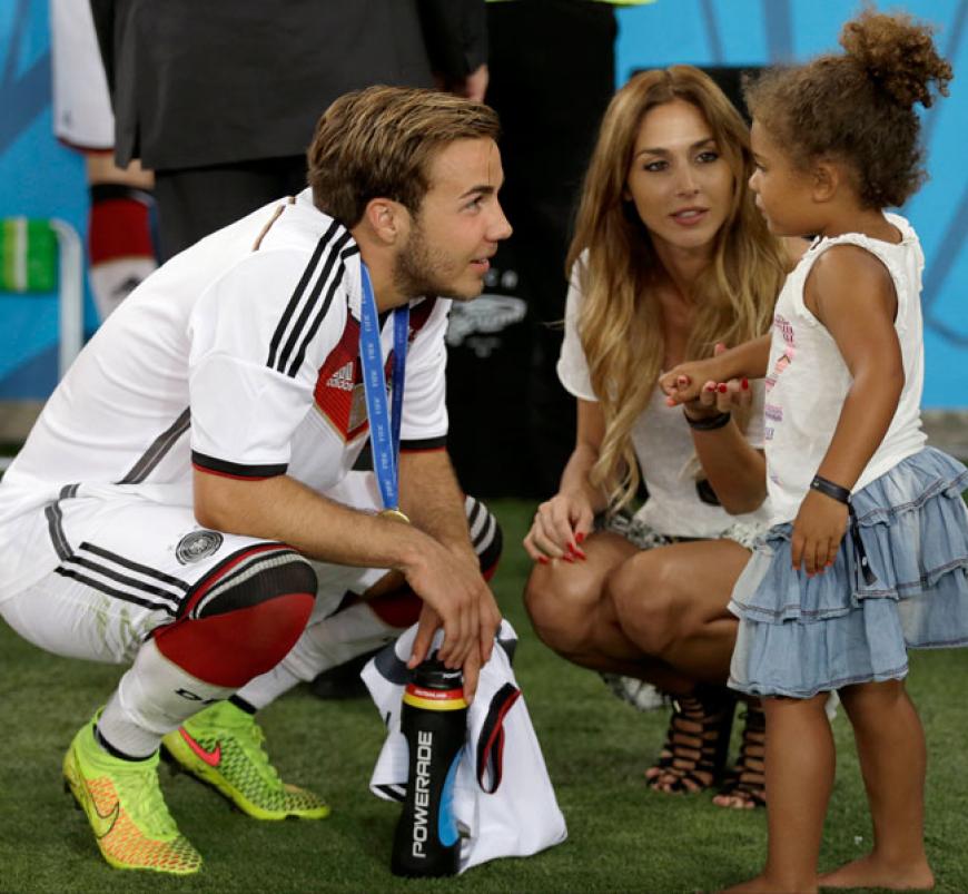 So stolz auf Papa! Götze und Ann-Kathrin Brömmel unterhalten sich mit Boatengs Töchterchen