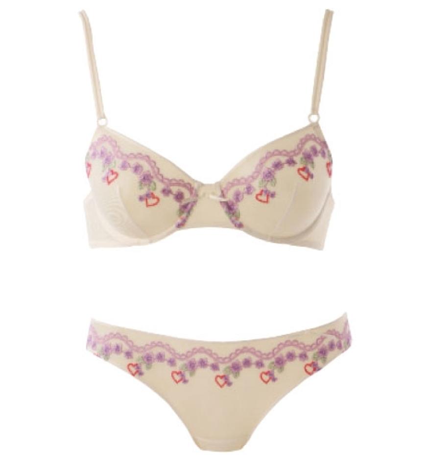 Fein bestickt von La Perla,
BH ca. 40 Euro, Slip ca. 35 Euro