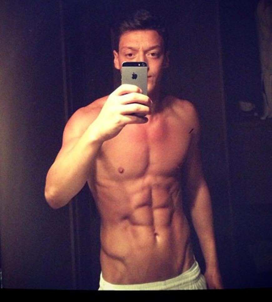 Ja, auch unser deutsches Team kann mit Sixpacks trumpfen. Mesut Özil zeigte seinen durchtrainierten Body schon auf Instagram