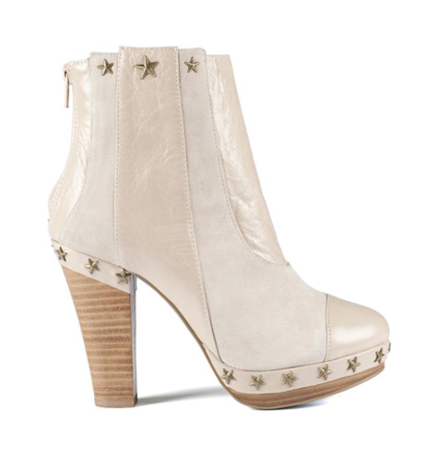 13. August 2012: Skandinavische Klarheit, gepaart mit verspielten Details: Plateau-Boots im Leder-Materialmix mit goldenen Sternen von Lise Lindvig, ca. 175 Euro