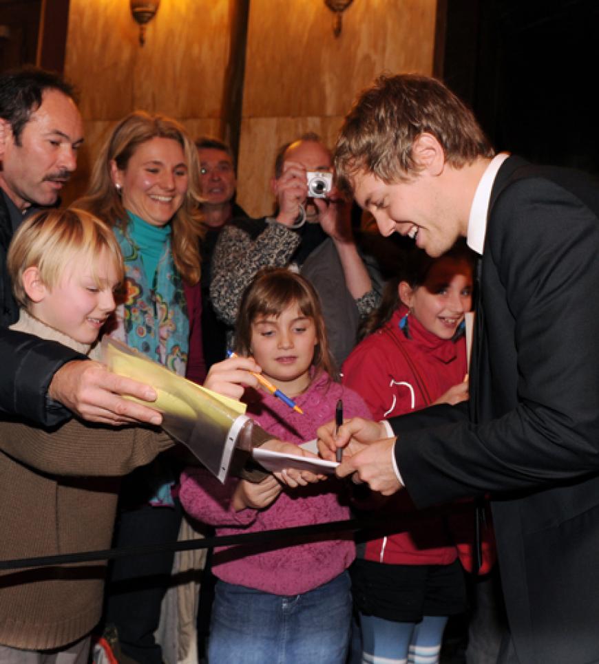 Beliebt bei jung und alt: Sebastian Vettel hat mit seinem sympathischen Auftritt die Herzen vieler Fans erobert