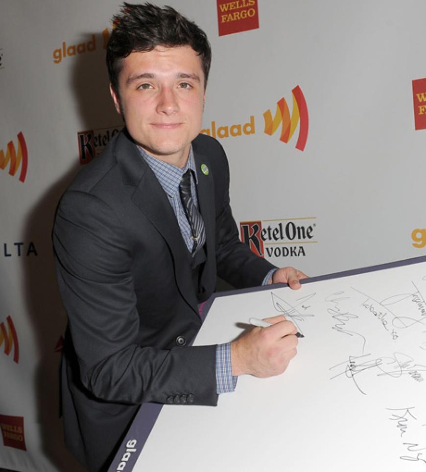 Josh Hutcherson verewigt sich mit einem Autogramm