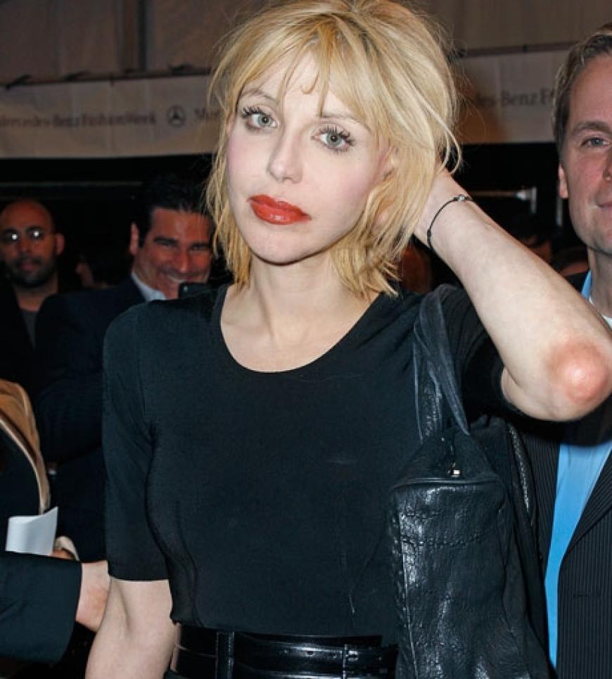 Kaum zu glauben: Auch Rock-Lady Courtney Love will sich die Fashion Week nicht entgehen lassen