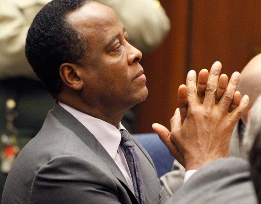 Jacksons Leibarzt Conrad Murray wird zur Verantwortung gezogen. Weil er Michael zu viel Narkosemittel verabreicht hatte, führte dies zum Tod des King of Pop. Murray wurde zu einer Höchststrafe von vier Jahren ohne Bewährung verurteilt