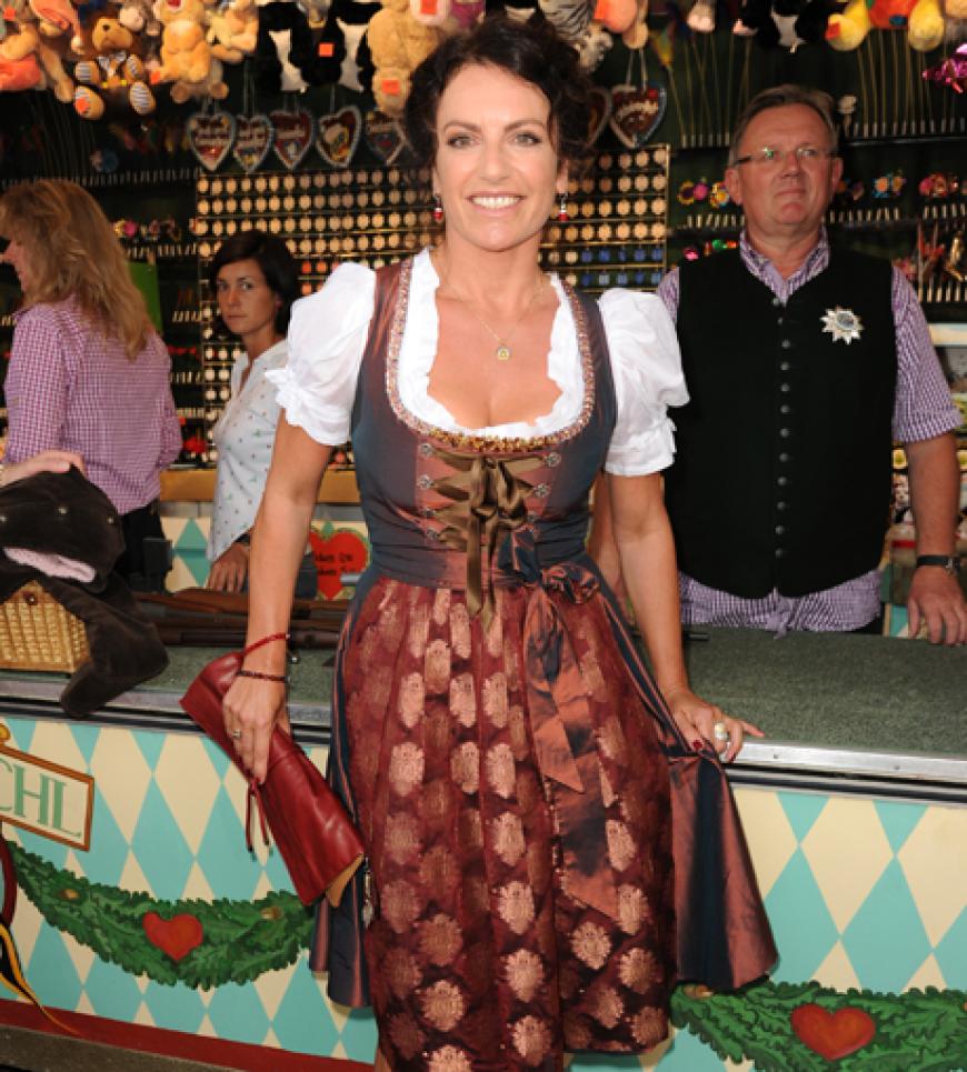Schauspielerin Christine Neubauer kam im traditionellem Dirndl