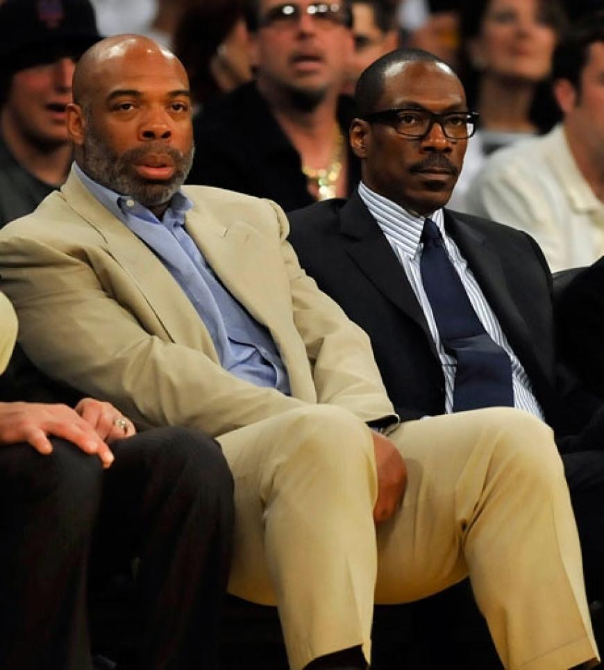 Eddie Murphy beobachtet gespannt die Ballwürfe