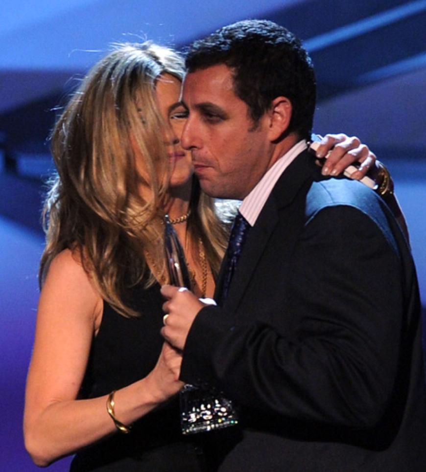 Jennifer Aniston gratuliert ihrem Kollegen Adam Sandler, der vom Publikum zum