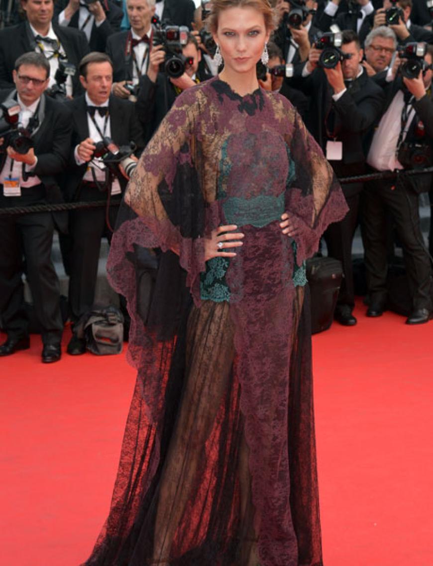 Model Karlie Kloss - ebenfalls in Bordeux - und mit mit vieeel Spitze. Sie sorgte für den ersten Busenblitzer der Filmfestspiele in Cannes