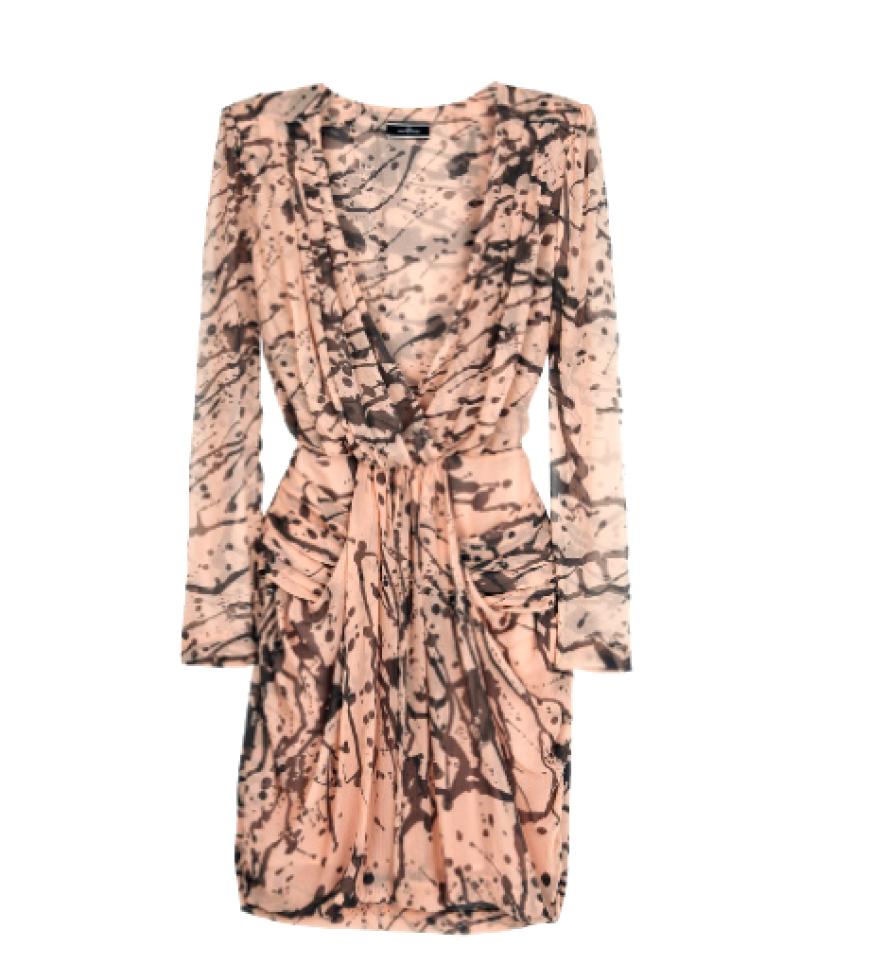 Der Winter wird äußerst kleidsam. Lange Hängerchen sind passé, die Modelle von heute umspielen das Bein und betonen die Figur. Ein Hoch auf die neue Weiblichkeit! Kleid von By Malene Birger über my-wardrobe.com, ca. 260 Euro