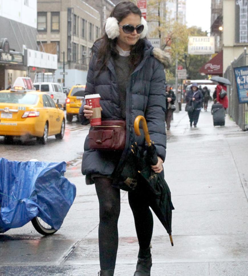 Dick eingepackt spaziert Katie Holmes mit einem Kaffee durch New York