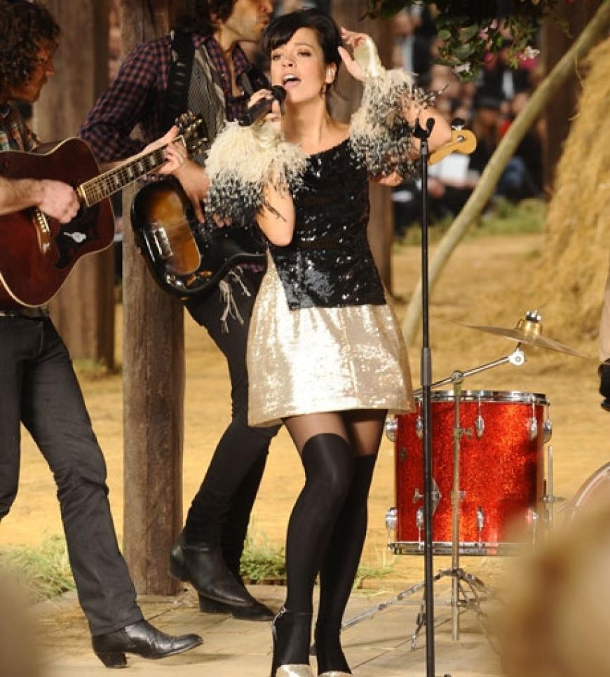 Chanel-Testimonial Lily Allen sang live