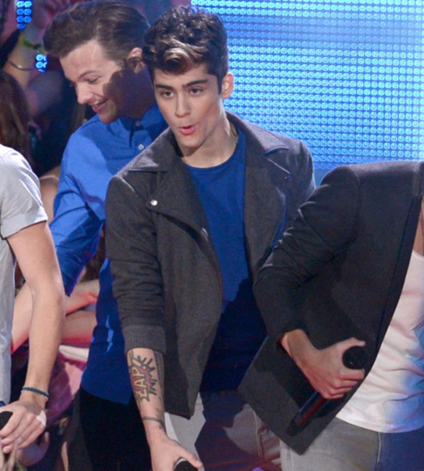 Das Tattoo gehört übrigens zu Bandmitglied Zayn Malik