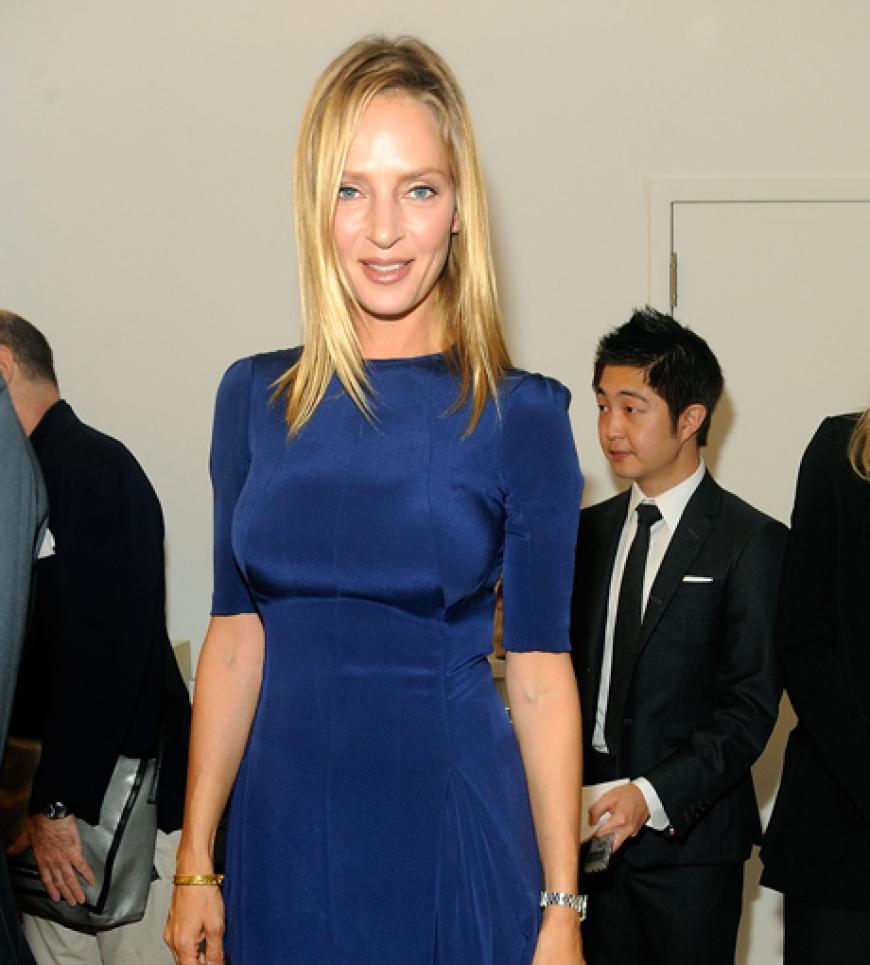 Uma Thurman wählte ein königsblaues, hautenges Kleid für sich