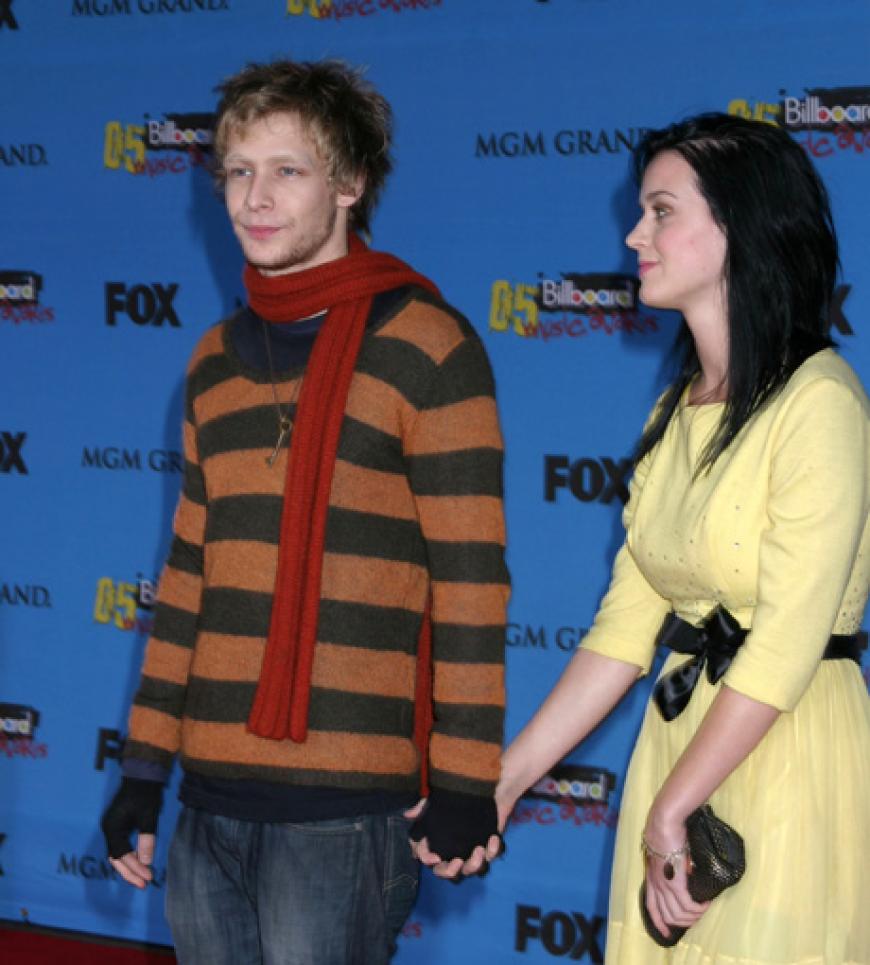 Drama um den´ Schauspieler Johnny Lewis (â 29): Der Ex-Freund von Katy Perry´ stürzte sich offenbar vom Dach eines Hauses in Los Angeles. Zuvor soll der Serien-Star seine 81-jährige Vermieterin getötet haben...