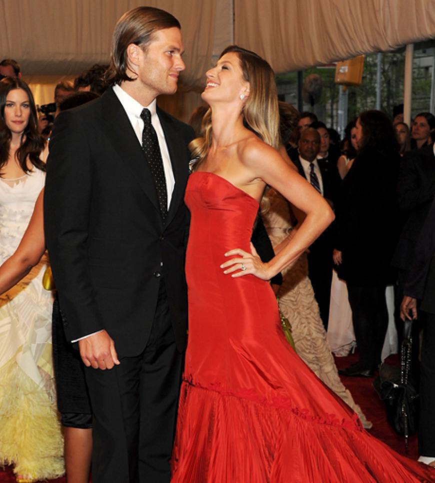 Lächelten sich immer wieder verliebt an: Tom Brady und Über-Model Gisele Bundchen (in Alexander McQueen)