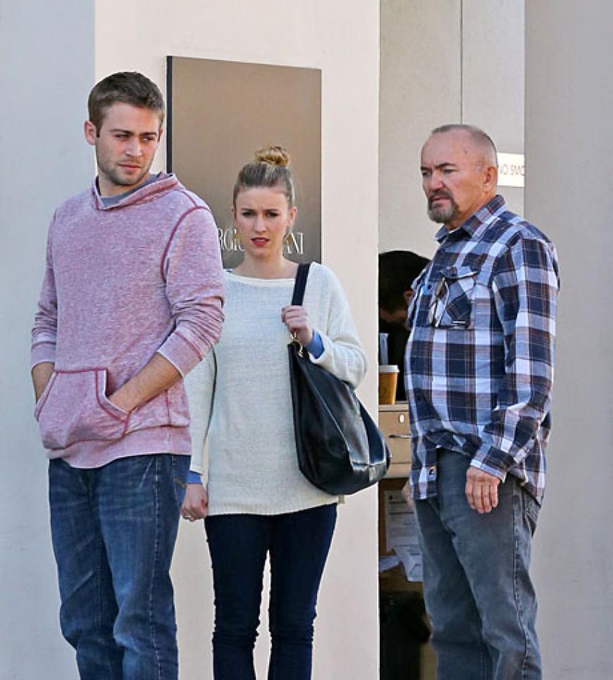 Cody Walker (l.) und Paul Walker Senior bereiten die letzten Details für die Beisetzung von Paul Walker vor