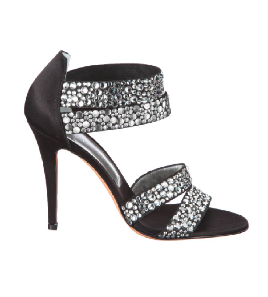 Also her mit den großen Ketten, Ohrringe und Armbändern! Riemchensandalen von Casadei über javari.de, ca. 380 Euro 