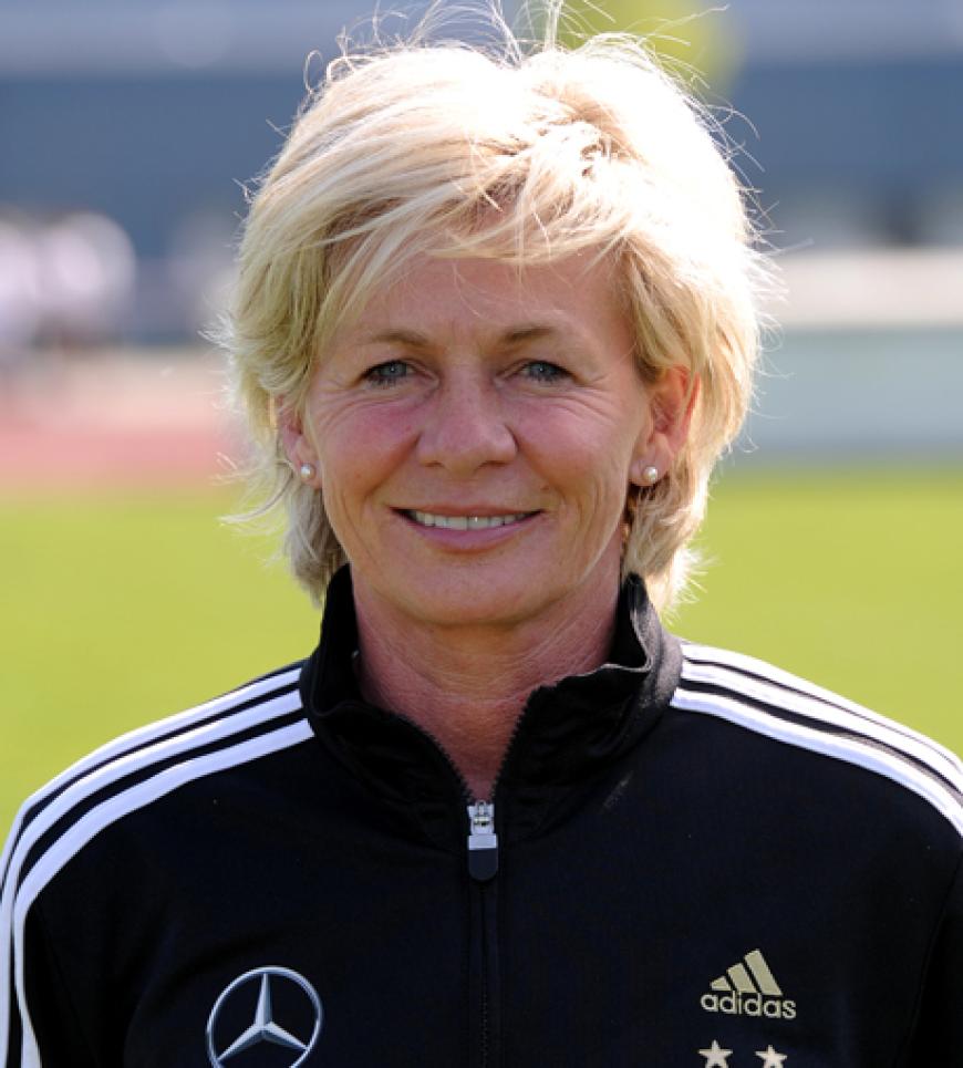 Die Trainerin Silvia Neid hat selbst einmal gespielt und ist seit Juli 2005 Bundestrainerin
