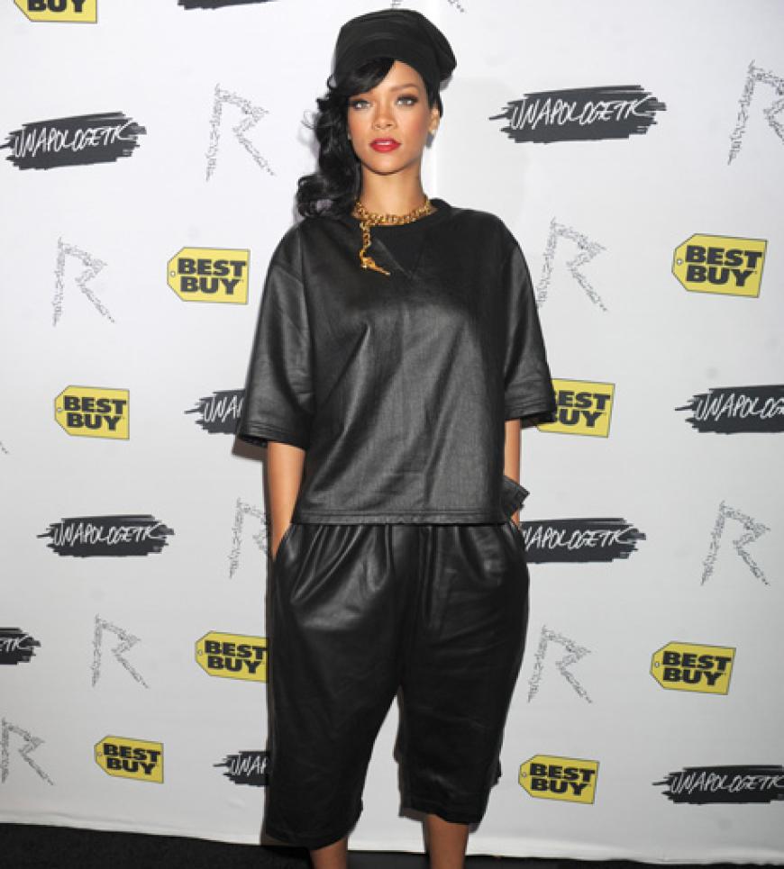 Rihanna kann sich als erfolgreiche Sängerin zwar alles leisten, aber leider nicht alles tragen. Ihr Auftritt im oversized Leder-Anzug ging daneben