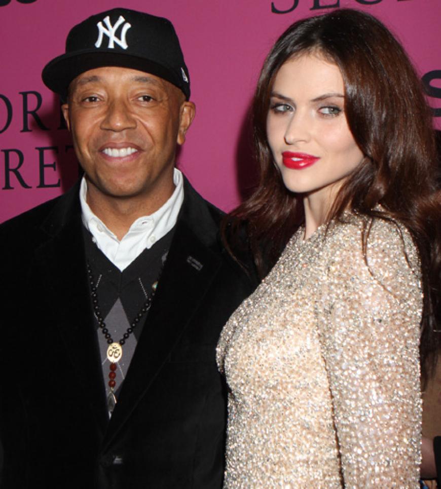 Diese Paar sorgt für viel Getuschel: Ex-GNTM-Teilnehmerin Hana Nitsche war mit dem amerikanischen Musikmogul Russell Simmons zusammen - nach sechs Monaten beendeten sie ihre Beziehung. Grund war die Distanz. Nun sollen sie angeblich wieder zusammen sein ...