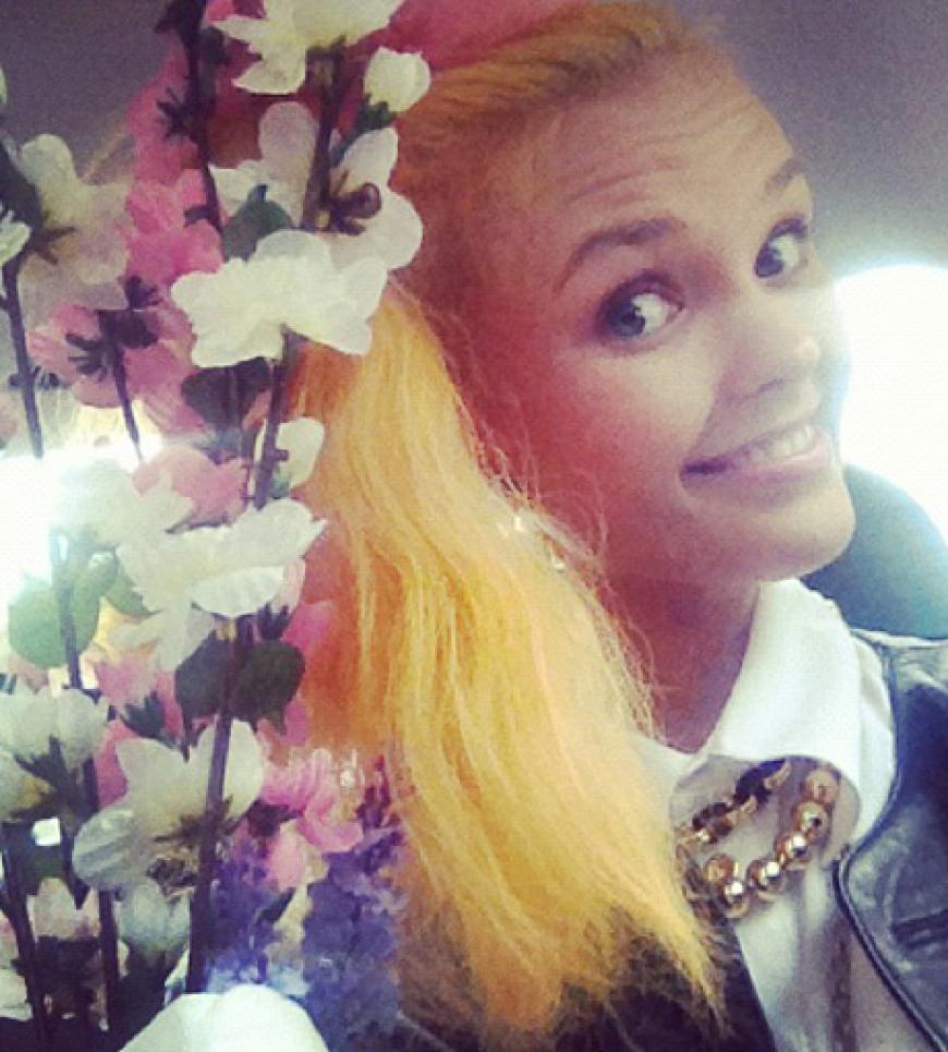 It-Girl Bonnie Strange im Regenbogen-Look: Dieses Foto zeigt sie mit kunterbunten Extensions
