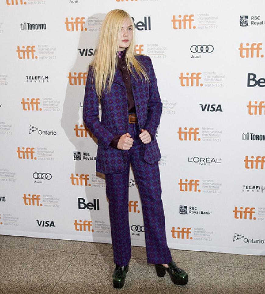 Jungstar Ellen Fanning ist großer Fan von Designerin Miuccia Prada. Für ihren Auftritt bei den Toronto Filmfestspielen schlüpfte sie in einen Print-Anzug im 70ies-Stil von Miu Miu