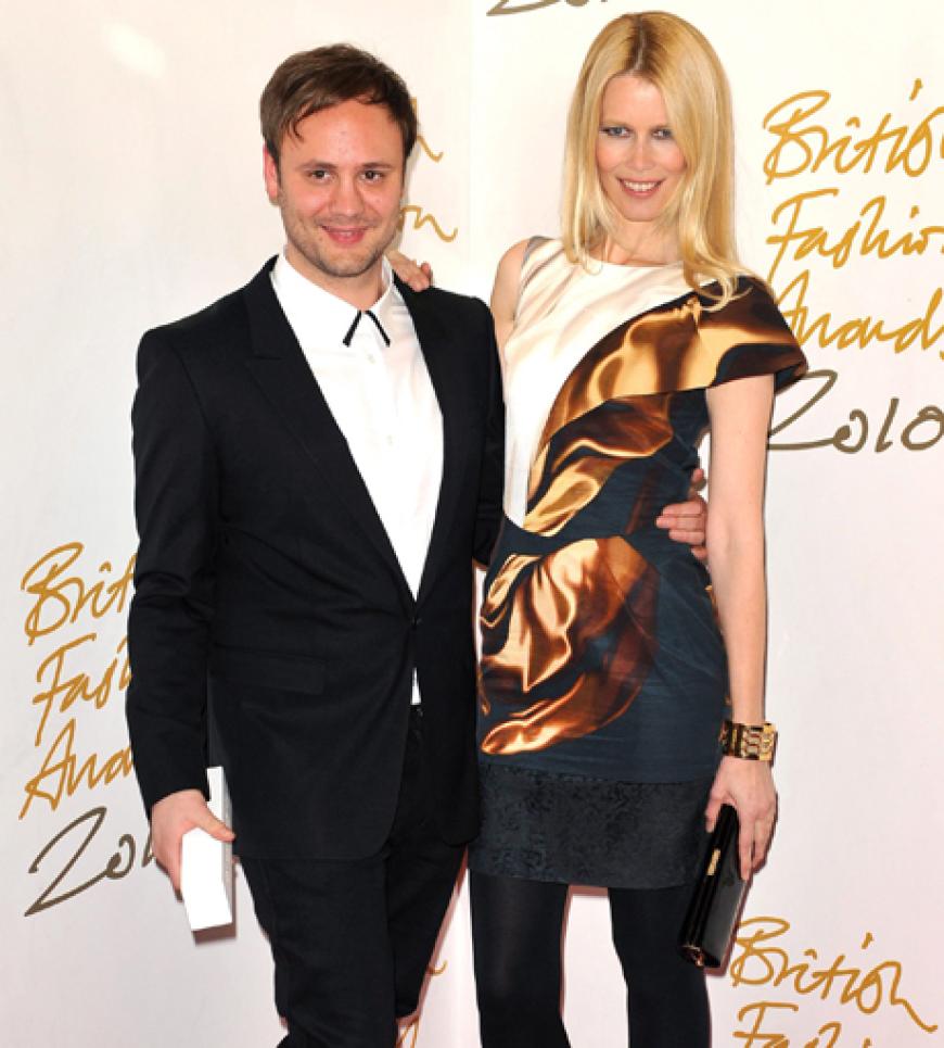 Claudia Schiffer gratuliert Nikolas Kirkwood, der in der Kategorie
