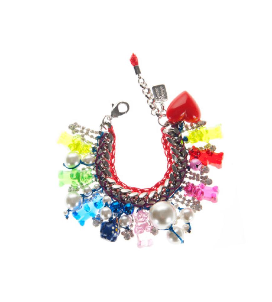 Mhhh, da will man ja direkt reinbeißen! Die bunten Gummibärchen-Charms laden jedenfalls dazu ein. Armkette von Venessa Arizaga über jades24.com, ca. 320 Euro