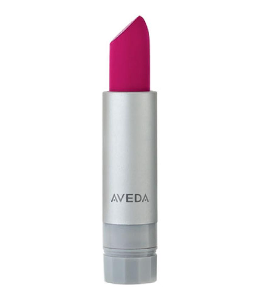 Knallige Lippenstifte sind gerade nicht nur der Liebling von Models und Promis. Auch wir sind ganz vernarrt in die leuchtenden Farben. Zum Beispiel dieser hier, der sogar noch mit einer Extra-Portion Feuchtigkeit durch Cupuacu-Butter und Mandelöl pflegt.