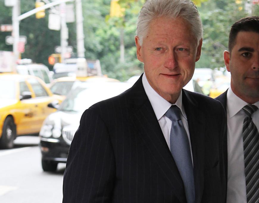 Der ehemalige US-Präsident Bill Clinton hat sich während seiner Amtszeit nicht nur mit Politik, sondern auch mit der Praktikantin des Weißen Hauses näher beschäftigt. Monica Lewinsky zog vor Gericht - unter Eid sagte Clinton falsch aus. Er klärte die Affäre auf und beendete seine Präsidentschaft