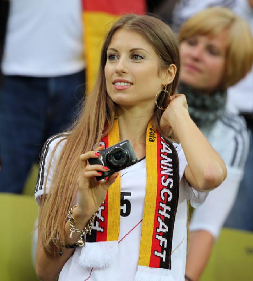 Die Freundin von Mats Hummels feuert ihren Herzenskicker im Stadion an