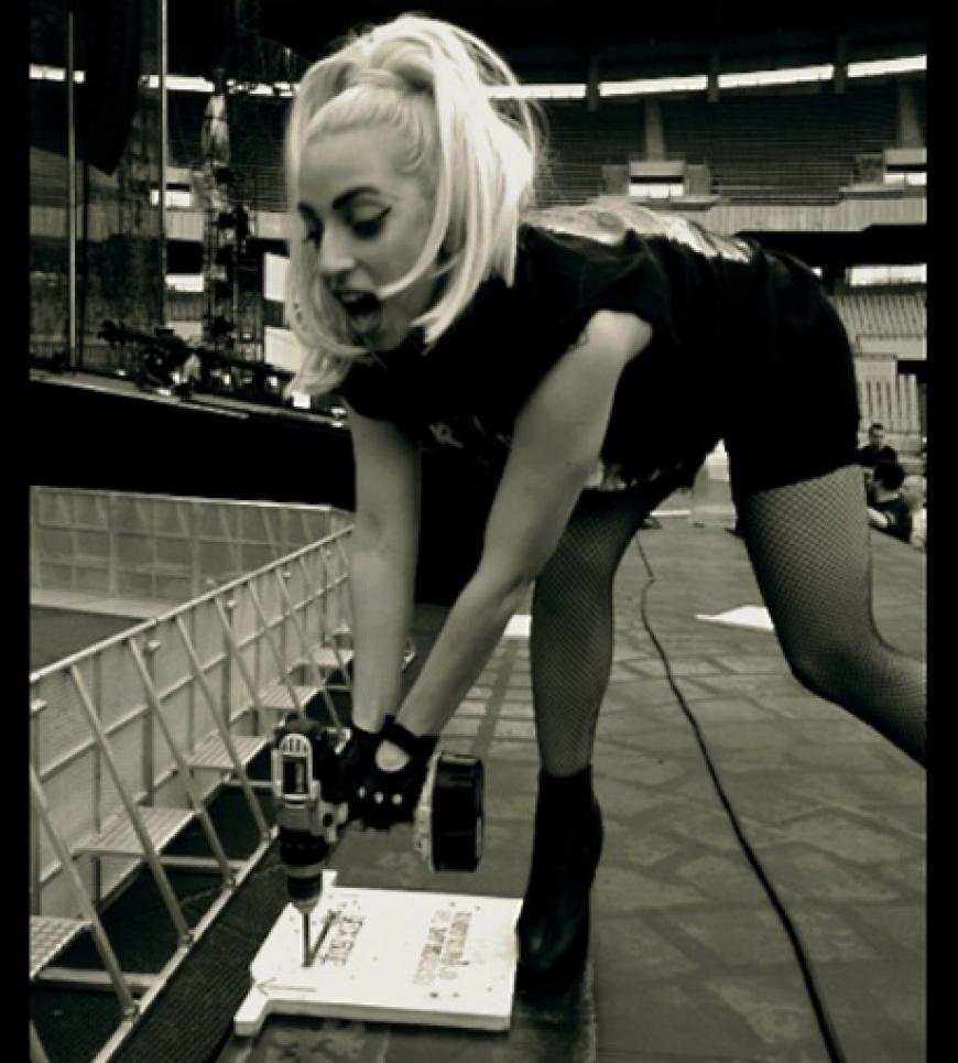 Lady Gaga greift ihrer Bühnen-Crew unter die Arme und bohrt was das Zeug hält