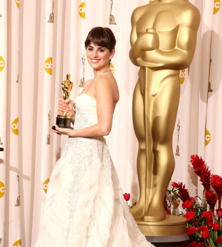 Penelope Cruz trug bei den Oscars eine elegante Hochsteckfrisur und üppigem Pony