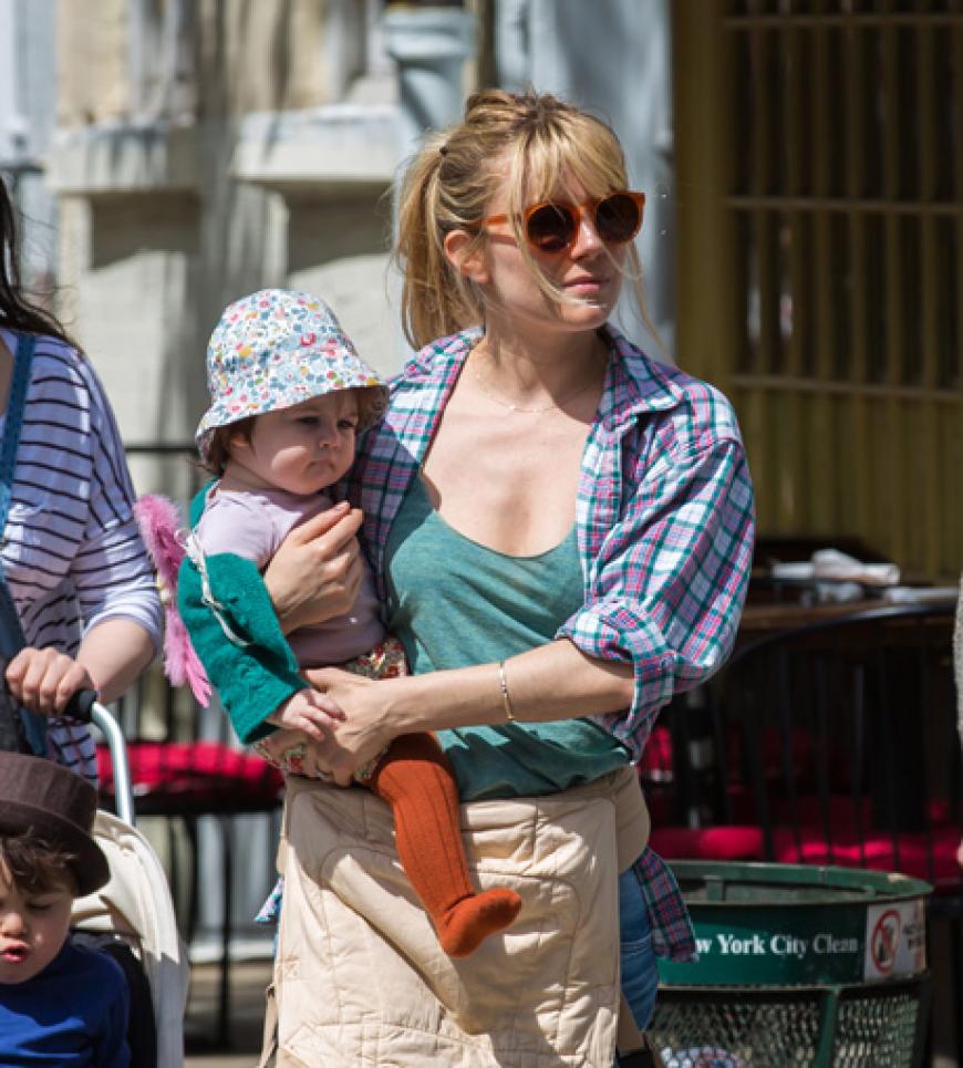 Herzallerliebst mit Hütchen: Sienna Miller trägt ihre Tochter Marlowe spazieren